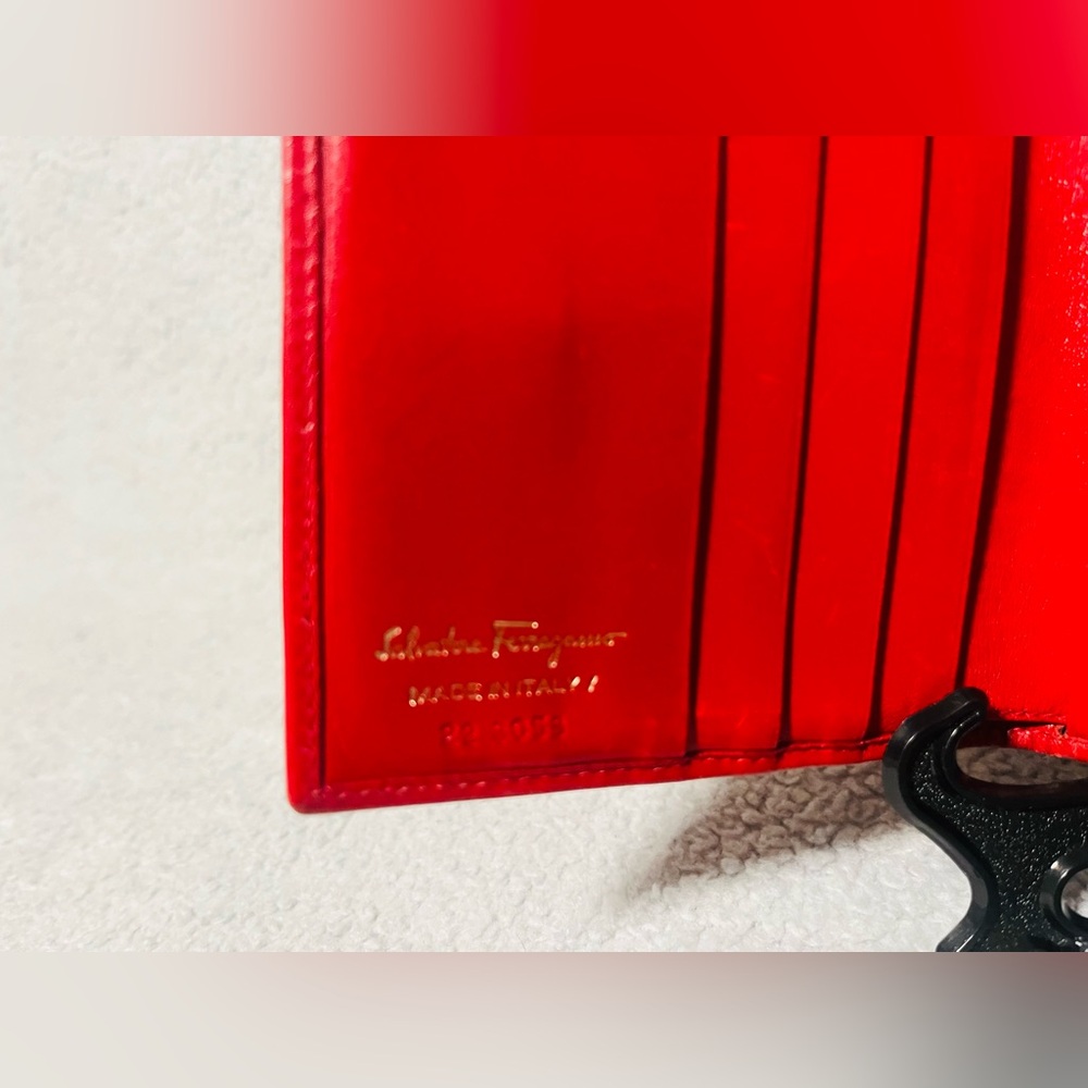 Salvatore Ferragamo Kiss lock Compact Wallet - Picture 10 of 14